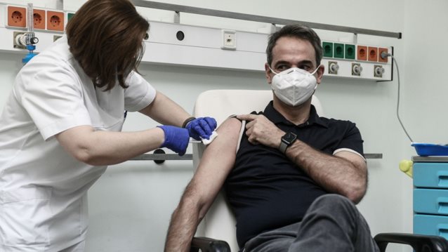 Κορονοϊός: Εμβολιάστηκε στο "Αττικόν" ο Κυριάκος Μητσοτάκης - "Χαμογελάμε όλοι κάτω από τις μάσκες μας" δήλωσε