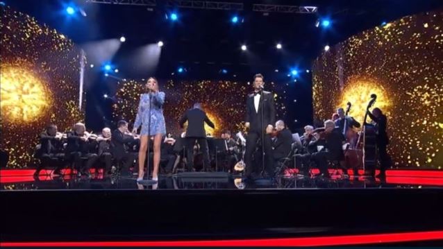 Ο εθνικός τελικός ξεκίνησε με Έλενα Παπαρίζου, Σάκη Ρουβά &amp; φόρο τιμής στη Μαρινέλλα!