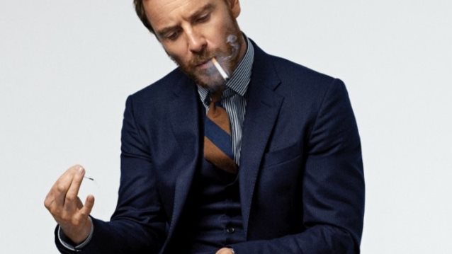 Michael Fassbender: Λύνει και δένει στο εορταστικό Esquire Ιανουαρίου