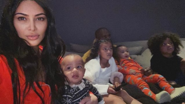 Hollywood Report #HomeEdition: Η οικογενειακή φωτογραφία της Kim Kardashian &amp; ο καραφλός πλέον David Beckham