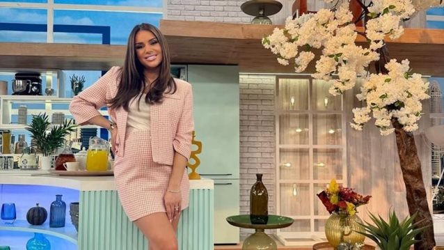 Η Ελένη Τσολάκη μας καλωσορίζει στο δωμάτιο του γιου της