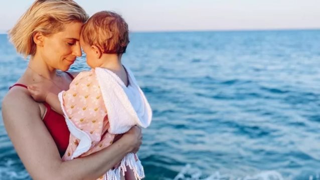 Τα ξανθά μπουκλάκια που ζηλέψαμε | Η κόρη της Νάντιας Μπουλέ απολαμβάνει το παγωτό της στην παραλία