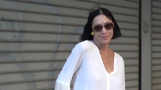 Ατύχημα για την Έλενα Τοπαλίδου - Η εμφάνιση on camera με μπαστούνι