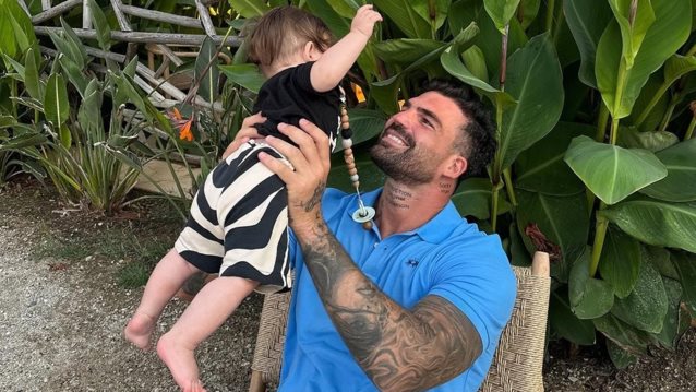 Ο Δημήτρης Αλεξάνδρου φωτογραφίζει τον 6 μηνών γιο του στο ηλιοβασίλεμα