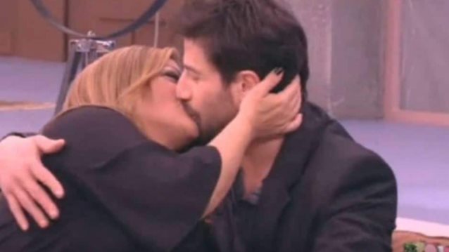 Αλέξης Γεωργούλης – Βίκυ Σταυροπούλου 
: Φιλιούνται στο στόμα και ρίχνουν το Instagram (vid)