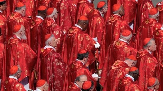 Το Κονκλάβιο των Καρδιναλίων ετοιμάζεται να εκλέξει νέο πάπα - Οι τάσεις και οι πιθανοί διάδοχοι