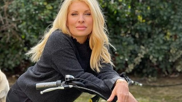 Η Ελένη Μενεγάκη παίζει με το σκυλάκι της &amp; συγκεντρώνει 20 χιλιάδες likes μέσα μισή ώρα!