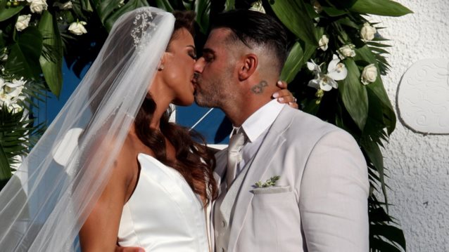 Αθηνά Ευμορφιάδη | Η πρώην &quot;Survivor&quot; ανέβηκε τα σκαλιά της εκκλησίας! Φωτογραφίες