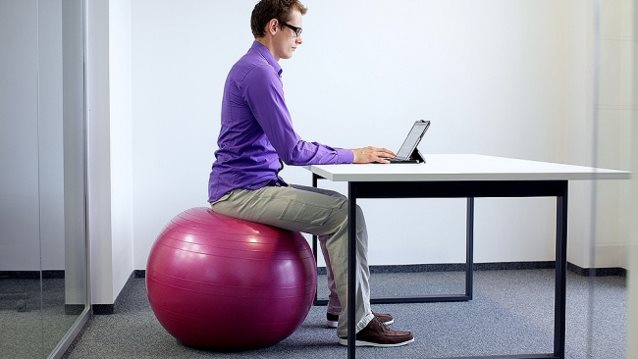 Βελτίωσε τη στάση του σώματός σου χωρίς να πας γυμναστήριο: Με αυτά ταπέντε κόλπα θα δείχνεις καλύτερος μέσα στα ρούχα σου και θα κάνεις αισθητή την παρουσία σου