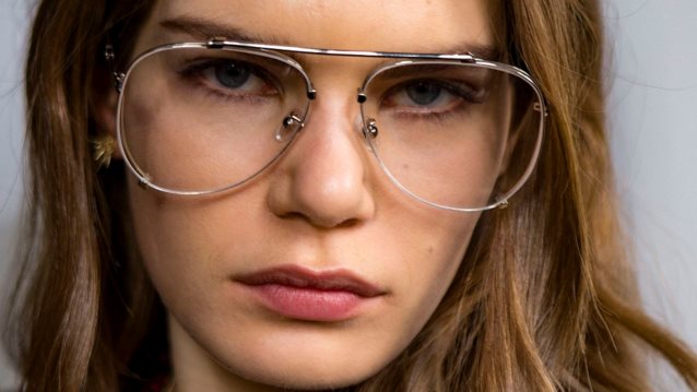 Μακιγιάζ με γυαλιά μυωπίας : 5 tips για να αναδείξετε το βλέμμα σας
