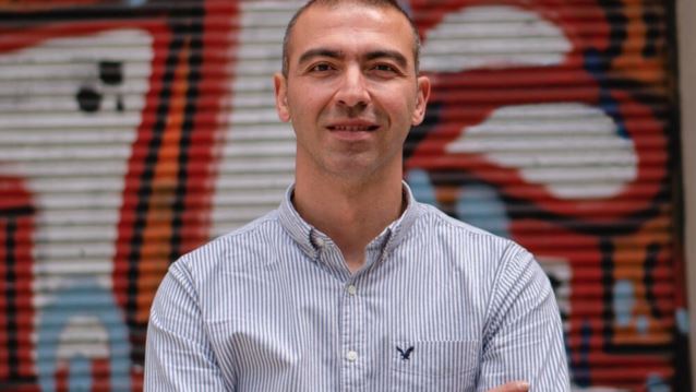 Αλέξανδρος Νικολαΐδης: Γκράφιτι προς τιμήν του στο Γυμνάσιο που φοιτούσε - Συγκινήθηκαν η σύζυγος και τα παιδιά του