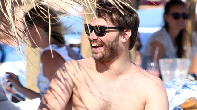 Γιώργος Σαμπάνης: Δείτε τον με το μαγιό του σε παραλία της Μυκόνου