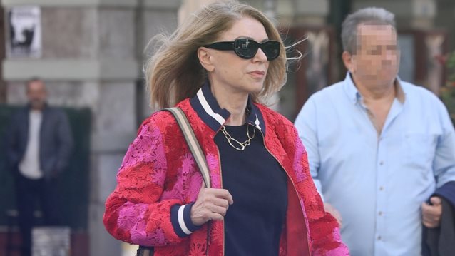 Η casual εμφάνιση της Έλλης Στάη με τζιν παντελόνι και sneakers είναι ιδανική για την καθημερινότητα