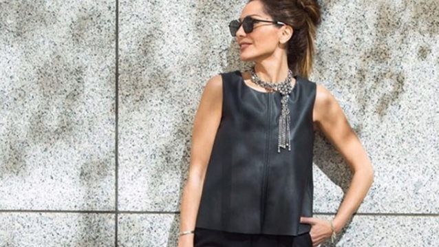 Η Δέσποινα Βανδή με το πιο κολακευτικό μαύρο ολόσωμο μαγιό από το Marks &amp; Spencer