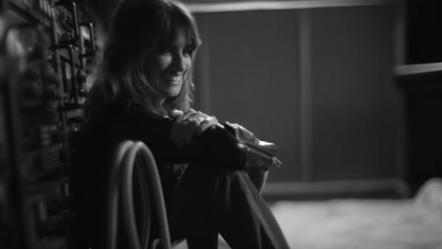 Penelope Cruz: Σε ρόλο sexy τραγουδίστριας στη νέα καμπάνια Carpisa