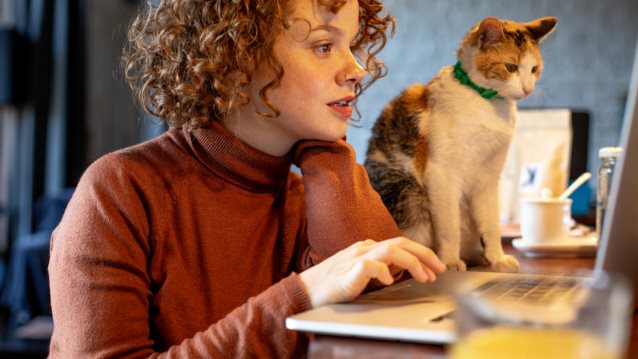 Γιατί οι γάτες αγαπούν τα πληκτρολόγια: Το μυστήριο λύθηκε!