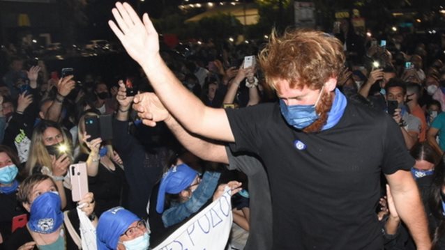 Αποθεώθηκε ο James Καφετζής στη Ρόδο