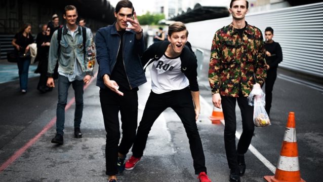 Τα πιο ενδιαφέροντα πράγματα για την αντρική μόδα που δεν γνώριζες
: Εσύ ήξερες ποια εταιρεία sneakers χρησιμοποίησε πρώτη το logo με τις τρεις γραμμές;