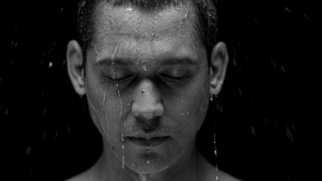 Σωτήρης Κοντιζάς 
: Μπορείς να φανταστείς τι κάνει και είναι τόσο γοητευτικός;