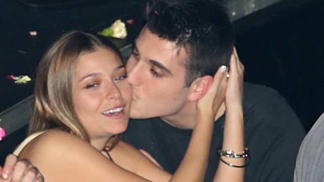 Ο Γιώργος Κακοσαίος αγκαλιά με τη σύντροφό του στη βραδινή τους έξοδο