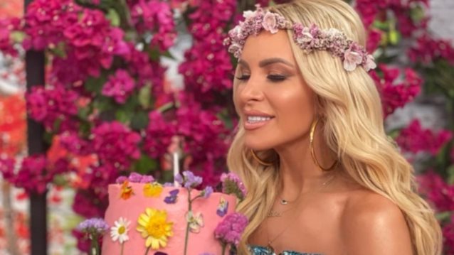 Κατερίνα Καινούργιου : Γενέθλια στο πλατό! Η εντυπωσιακή τούρτα και οι ευχές των συνεργατών της