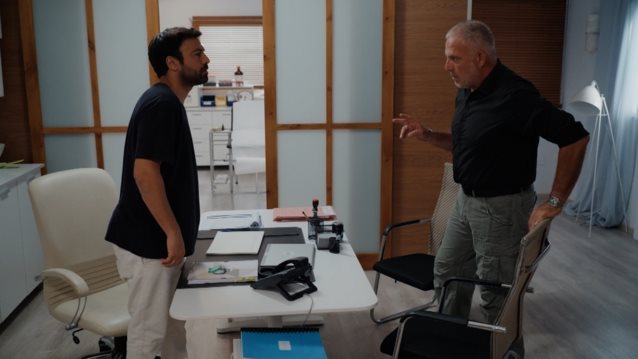 Η γη της ελιας | Η Ασπασια παραγγελνει συμβολαιο θανατου εναντιον του Δημοσθενη