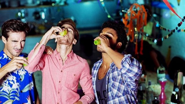 Οδηγός Επιβίωσης: Διασκεδάστε με τους φίλους σας μέχρι το πρωί ακόμα κι αν δεν είστε single
