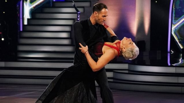 DWTS | Συγκινησε χορευοντας η Ρεγγινα Μακεδου που δινει μαχη με τον καρκινο