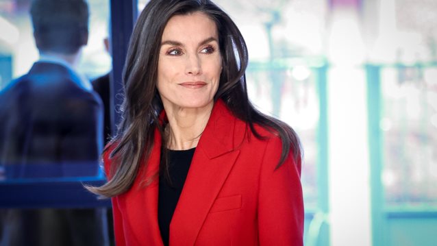 Βασίλισσα Letizia της Ισπανίας | Με midi floral φόρεμα από τη Massimo Dutti και αξεσουάρ σε γήινους τόνους