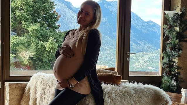 Η Βασιλική Μιλλούση ποζάρει αγκαλιά με τη νεογέννητη κόρη της