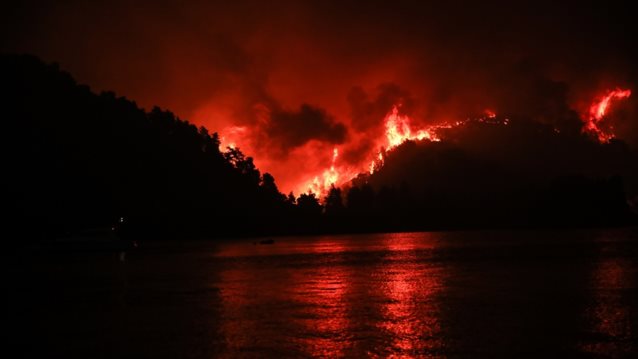 Στο έλεος της φωτιάς η Εύβοια: Προς Αιδηψό το μέτωπο-Εκκενώσεις σε μοναστήρι και κατασκήνωση-Οι φλόγες κύκλωσαν Μετόχι και Σπαθάρι
