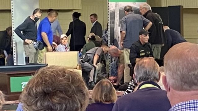 Επίθεση στον Σαλμάν Ρούσντι: Διασωληνωμένος ο συγγραφέας, κινδυνεύει να χάσει το μάτι του - 24χρονος ο δράστης