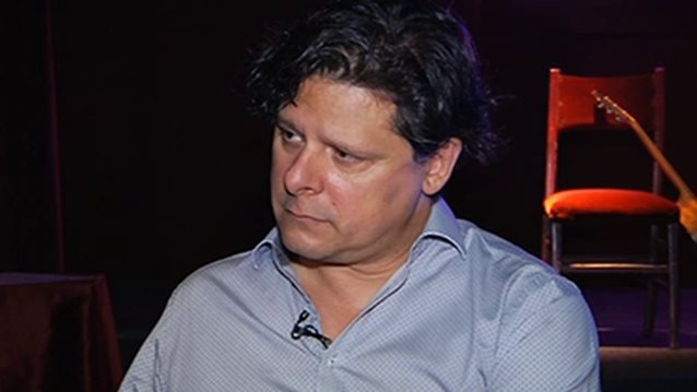 Λευτέρης Χαρίτος: Ο σκηνοθέτης των «Άγριων Μελισσών» μιλά για τα reality που «απειλούν» καθημερινά την κορυφαία σειρά της σεζόν