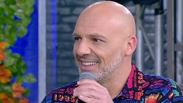 Νίκος Μουτσινάς: Η αλήθεια για το πρόσωπο που «κρύβεται» πίσω από τα κείμενα της εκπομπής του