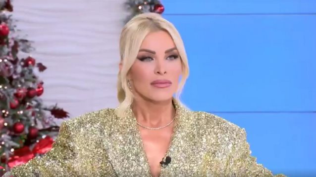 Το είπε και το έκανε η Κατερίνα Καινούργιου - &quot;Έκλεψε&quot; το σακάκι του Νίκου Κοκλώνη και το φόρεσε στη &quot;Super Κατερίνα&quot;