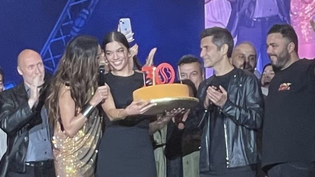 H Δέσποινα Βανδή στον Λυκαβηττό - Με την κόρη της και τον Φοίβο επί σκηνής