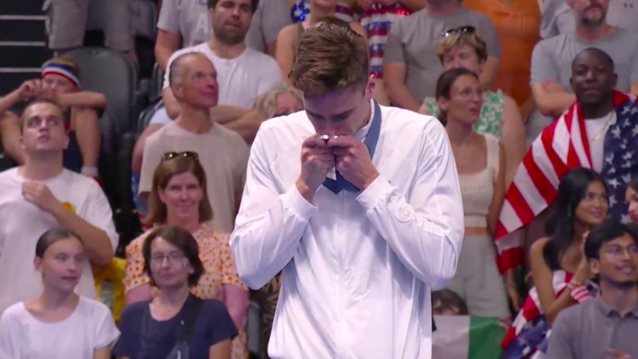 &quot;Λύγισε&quot; ο Απόστολος Χρήστου στην απονομή του Ολυμπιακού μεταλλίου του