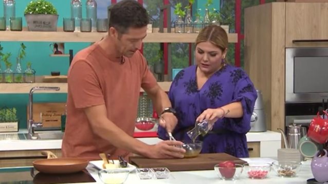 Η Συνταγή της Ημέρας: Ο Απόστολος Ρουβάς φτιάχνει ομελέτα με δροσερή σαλάτα