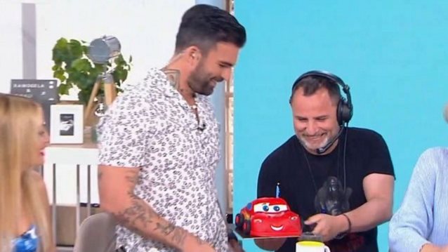 Γενέθλια για τον Δημήτρη Αλεξάνδρου! Η έκπληξη των συνεργατών του &amp; η απίθανη ατάκα για την ηλικία του