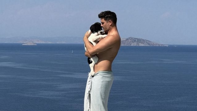 O Μιχάλης Λεβεντογιάννης βάζει φωτιά στο Instagram φορώντας μόνο την πετσέτα του