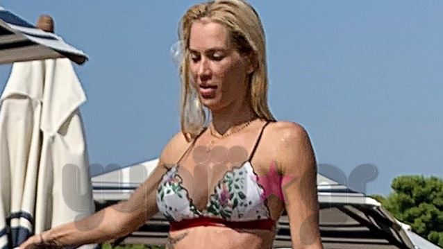 Βικτώρια Καρύδα: Με μαγιό στην παραλία! Δείτε τα εντυπωσιακά στιγμιότυπα