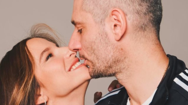 Η χιουμοριστική απάντηση της Εριέττας Κούρκουλου Λάτση σε follower που σχολίασε τη διαφορά ηλικίας από τον σύζυγό της