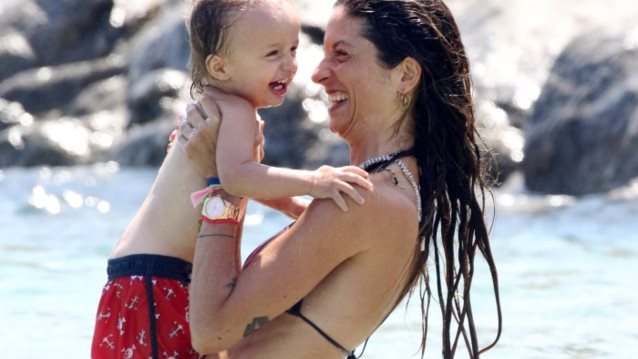 Σοφία Καρβέλα: Οικογενειακώς στη Μύκονο: Στην παραλία με τον γιο της &amp; την Άννα Βίσση