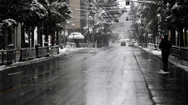 Χειμωνιάζει το Σαββατοκύριακο: Κατακόρυφη πτώση θερμοκρασίας, ισχυροί βοριάδες και τα πρώτα χιόνια