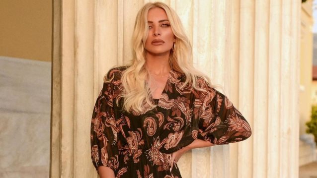 Η Κατερίνα Καινούργιου με το φθινοπωρινό φόρεμα που θα φορέσεις στον καφέ και το ποτό σου