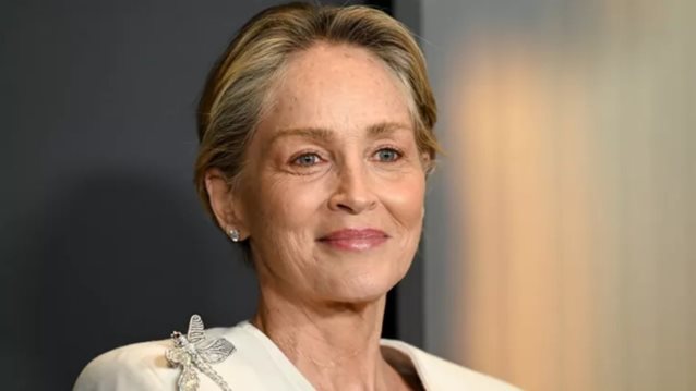 "Φοράω ξανά γυναικεία εσώρουχα": Η Sharon Stone εξηγεί πώς ανακάλυψε ξανά τη θηλυκότητά της