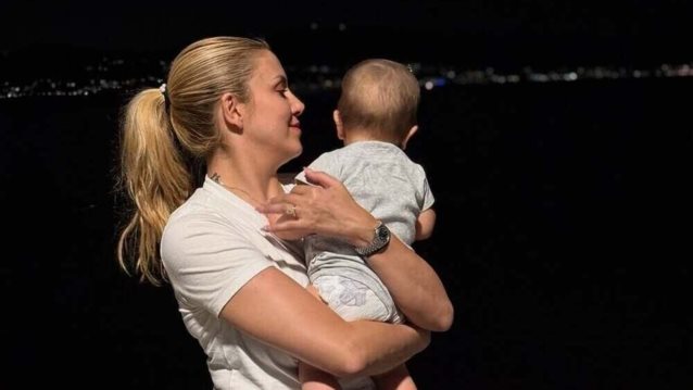 Η Φωτεινή Πετρογιάννη φωτογραφίζει τον σύζυγό της αγκαλιά με το μωράκι τους στην πιο τρυφερή στιγμή