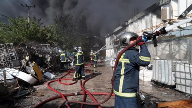 Φωτιά Στη Μεταμόρφωση: Αποπνικτική η ατμόσφαιρα στην περιοχή από τον τοξικό καπνό | Μάχη με τις φλόγες