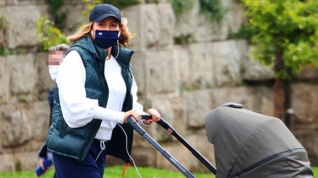 Η Τζένη Μπαλατσινού πάει παντού με τον γιο της!