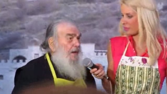 Ελένη Μενεγάκη: Μαγείρεψε μπροστά σε όλη την Άνδρο μαζί με τον πνευματικό της: Video